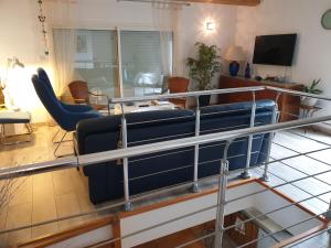 - un salon avec un canapé et des chaises dans l'établissement Casa Elena, 