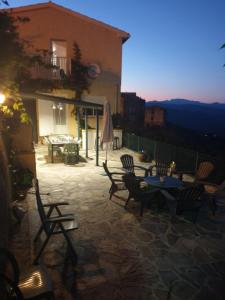 d'une terrasse avec des chaises et une table. dans l'établissement Casa Elena, 