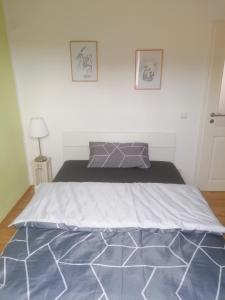 1 dormitorio con 1 cama con edredón azul y blanco en Muldenblick DG Wohnung, en Trebsen