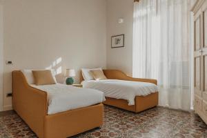 A bed or beds in a room at L'infatata Suite Apartment