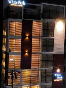 ein Gebäude mit beleuchteten Fenstern in der Nacht in der Unterkunft White Park Boutique Hotel in Chittagong