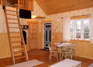 een keuken en eetkamer met een ladder en een tafel bij Skillingaryds Gård in Skillingaryd