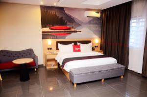 A bed or beds in a room at Ivy Hotel Emerald