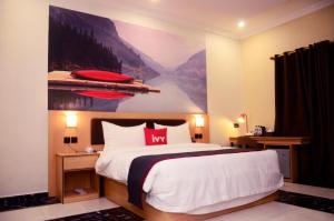 A bed or beds in a room at Ivy Hotel Emerald