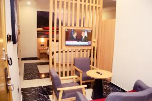 A television and/or entertainment centre at Ivy Hotel Emerald