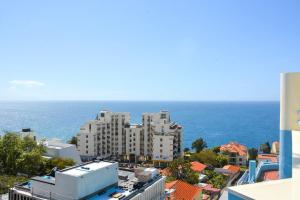 een luchtfoto van een stad en de oceaan bij Sol do Lido 2 in Funchal