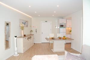 een keuken met een tafel en een eetkamer bij Sol do Lido 2 in Funchal +34 foto's