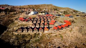 an aerial view of a village on a mountain at Chalé de Montanha com sons de rio in Cortes do Meio