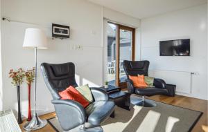 sala de estar con 2 sillas y TV en 3 Bedroom Amazing Home In Rm, en Rømø Kirkeby
