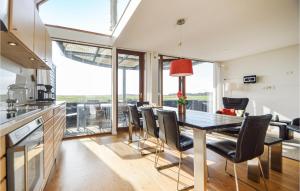 a kitchen with a dining room table and chairs at 3 Bedroom Amazing Home In Rm in Rømø Kirkeby