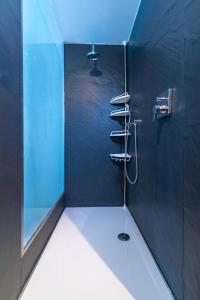 W łazience znajduje się prysznic ze szklaną ścianą. w obiekcie Apartament DREAM w Pogorzelicy +15 zdjęć