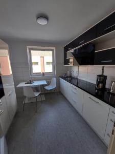 Kuchyň nebo kuchyňský kout v ubytování Fewo am Kurpark mit Balkon