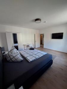 een slaapkamer met een groot bed in een kamer bij Fewo am Kurpark mit Balkon in Wilhelmshaven