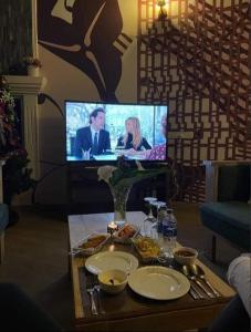 TV a/nebo společenská místnost v ubytování THE EDGWARE