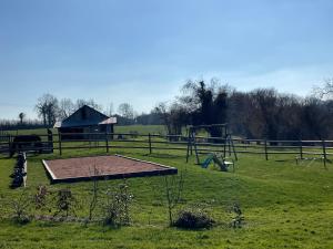 GennevilleにあるLa Charreterie au pays de Honfleurのトランポリンの畑