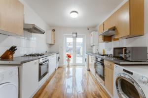 O bucătărie sau chicinetă la Upton Park Bedrooms 25 min to Central London +27 fotografii