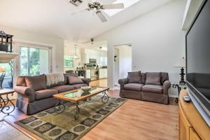 Sala de estar con 2 sofás y mesa de centro en Pet-Friendly Home in Vero Beach, 1 Mi to Beach! en Vero Beach