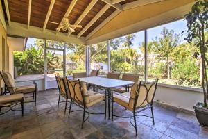 Κήπος έξω από το Pet-Friendly Home in Vero Beach, 1 Mi to Beach!