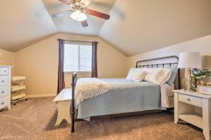 Llit o llits en una habitació de Home with Yard and ATV Access to Sand Hollow State Park!