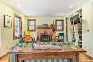 uma sala de estar com um sofá e uma mesa em Cozy Monterey Home with Porch Walk to Lake Garfield em Monterey