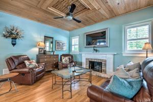 ein Wohnzimmer mit Ledermöbeln und einem Kamin in der Unterkunft Charming Home in Heart of Ocala Historic District! in Ocala
