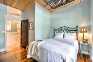 ein Schlafzimmer mit einem Bett mit einer weißen Tagesdecke in der Unterkunft Charming Home in Heart of Ocala Historic District! in Ocala