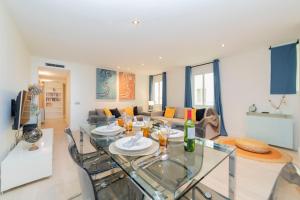a living room with a glass table and a couch at Deslumbrante Apto Barrio de Las Letras by Batuecas in Madrid