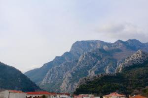 Una imagen general de la montaña o una montaña tomada desde la pensión