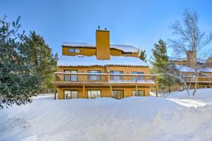 3 Mi to Attitash Resort Condo with Mtn Views! v zimě