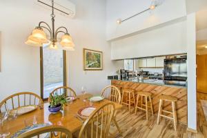 Il comprend une cuisine et une salle à manger avec une table et des chaises en bois. dans l'établissement Bartlett Condo Near Attitash Resort and Story Land!, à Bartlett