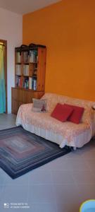 1 dormitorio con cama y estante para libros en Casa nella Natura en Caramanico Terme