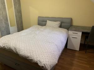 Ein Bett oder Betten in einem Zimmer der Unterkunft STUDIO à louer