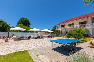 Namizni tenis v nastanitvi Villa Paradiso: Near beach, superb pool and garden oz. v okolici
