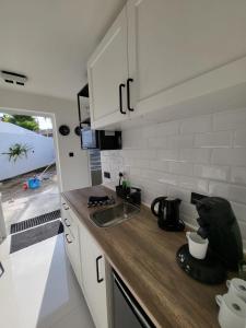 Kuchyň nebo kuchyňský kout v ubytování Appartement S2