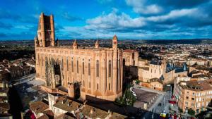 an aerial view of a large building in a city at Le Coquelicot - Hyper-Centre - Wifi - Calme in Albi