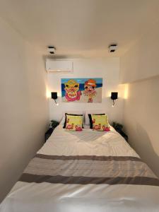 a small bedroom with a bed with two pillows at Appartement S2 in Jan Thiel