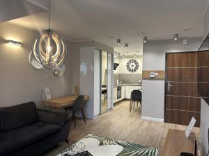 Kuchyňa alebo kuchynka v ubytovaní Apartamenty Leśna 1