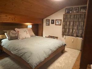 um quarto com uma cama e um tecto em madeira em Penthouse - Ski-in Ski-out 30 meters from Medran lift and 40 meters from W Hotel em Verbier