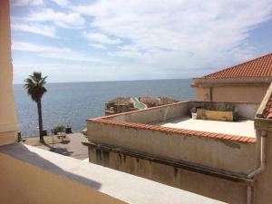 Vom Balkon eines Gebäudes genießen Sie Meerblick. in der Unterkunft Il Convento Alghero in Alghero