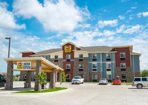 een hotel met een nu kunt u inloggen op een parkeerplaats bij My Place Hotel-Fort Pierre, SD in Fort Pierre