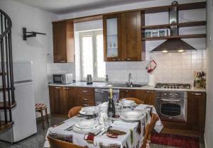 una cocina con una mesa con platos. en Trilocale a 300 metri dal mare Gambero en Alguer