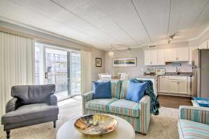 Гостиная зона в Updated Ocean City Condo - Walk to Beach!