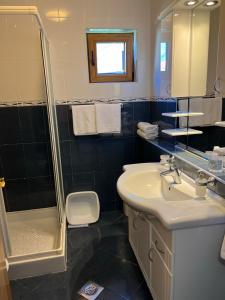 y baño con lavabo y ducha. en Apartments Radulovic en Kotor