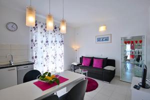 Una cocina y una sala de estar con un sofá y una mesa. en Sunset apartments, en Hvar 17 fotos más