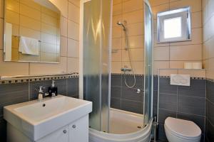 Un baño con lavabo, ducha e inodoro. en Sunset apartments, en Hvar
