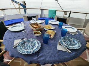 una mesa con platos de comida en un barco en Don Maximo, en Vigo