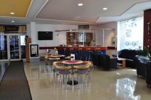 Reštaurácia alebo iné gastronomické zariadenie v ubytovaní Tatra Hotel