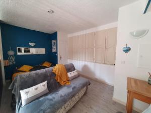 een slaapkamer met een bed en een bank erin bij LE MAS SYNAE in Sainte-Maxime +30 foto's
