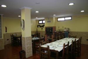 a dining room with a long table and chairs at Somonte in Quintes