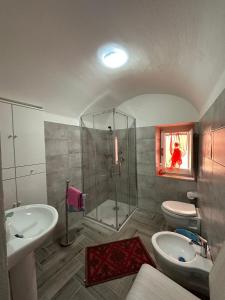 Kúpeľňa v ubytovaní Casa vacanze su sorighe.